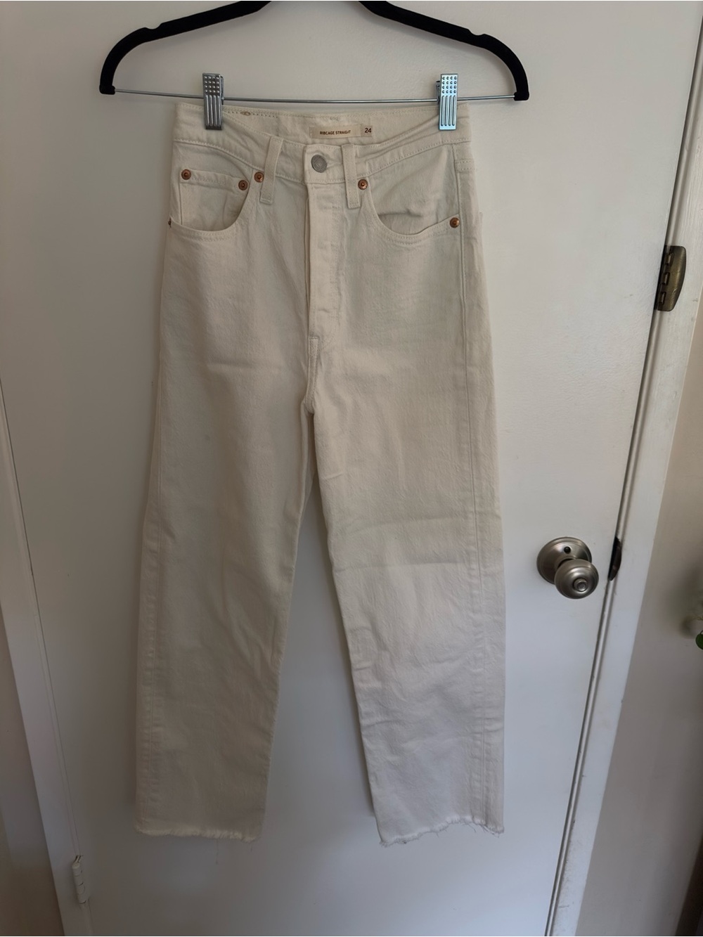 Levi's Women's High-Rise Straight Jeans in Light Cream/White